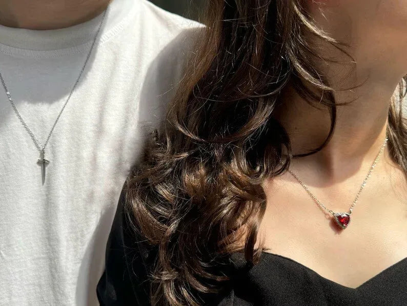 Collar Corazón y Espada❤️⚔️ — Set de 2 Collares + Caja Premium 🎁